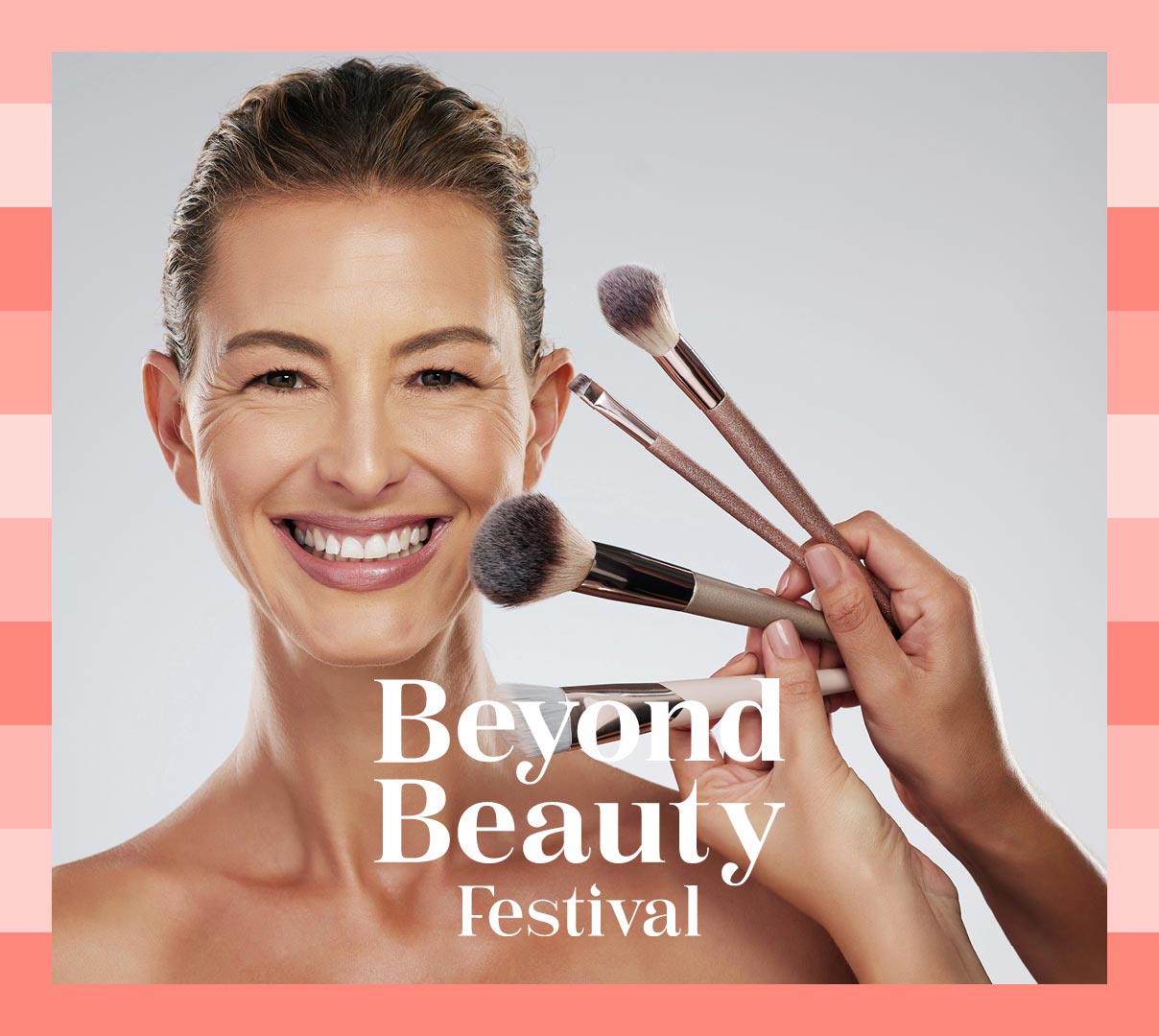 Glad kvinde klar til at få lagt makeup